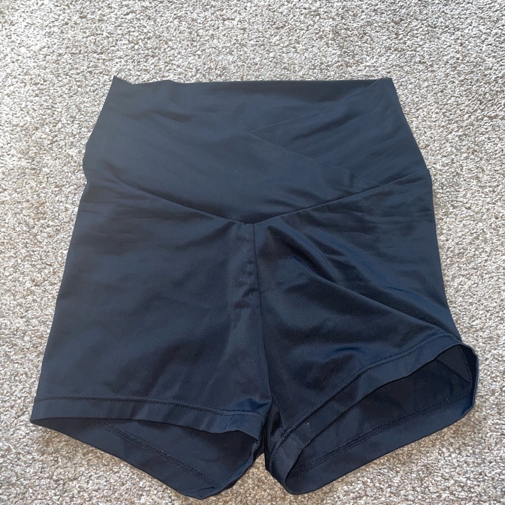 arie crossover biker shorts